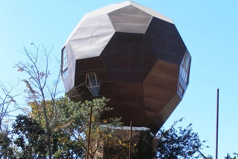 maison insolite en forme de ballon de football