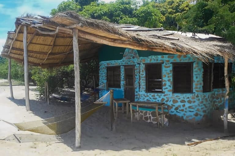Maison de plage colorée au Malawi