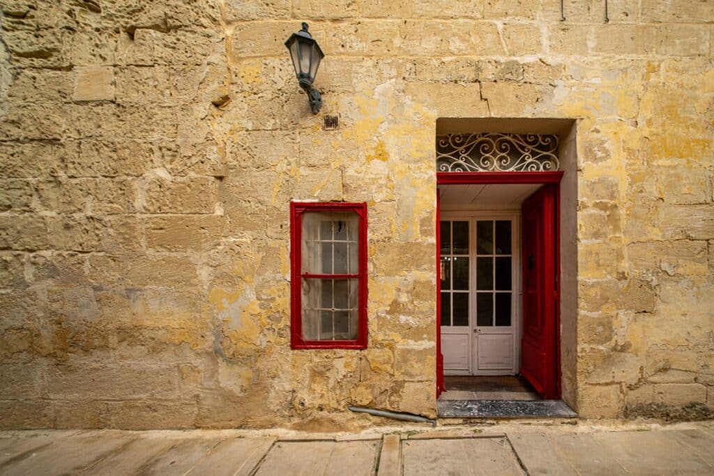 porte de maison en pierre à Malet