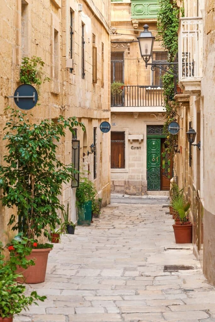 ruelle de maisons en pierre à Malte