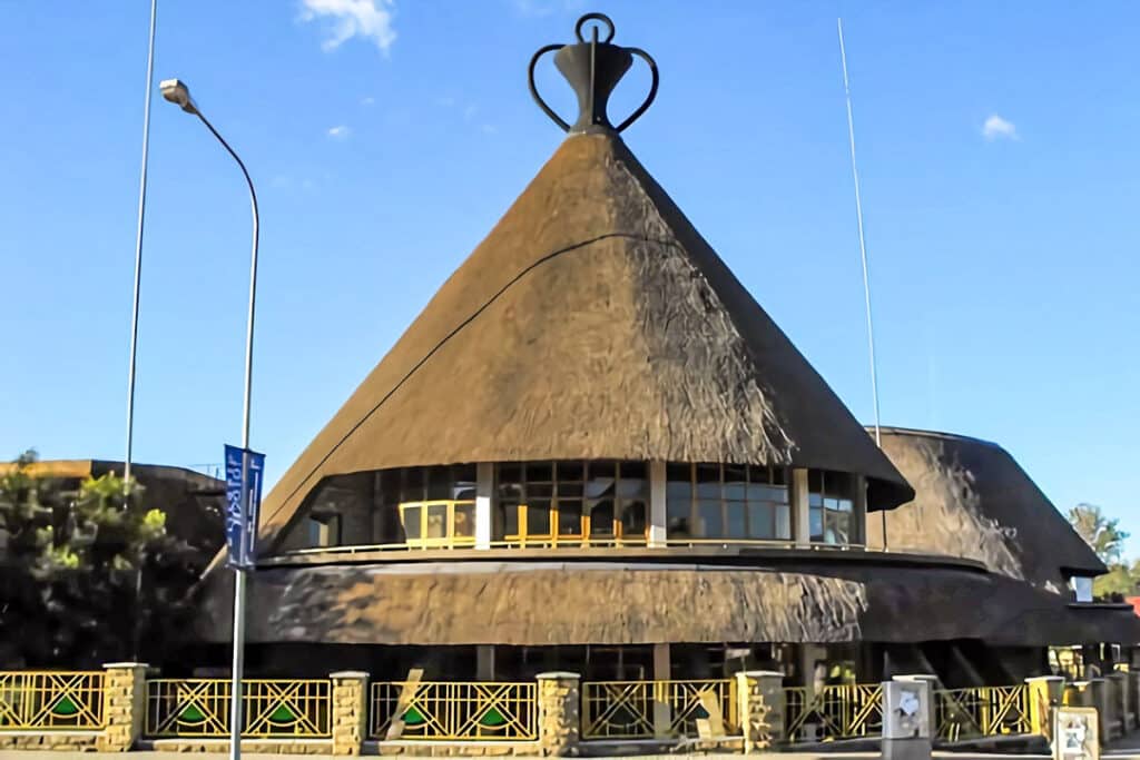 bâtiment moderne avec forme traditionnelle