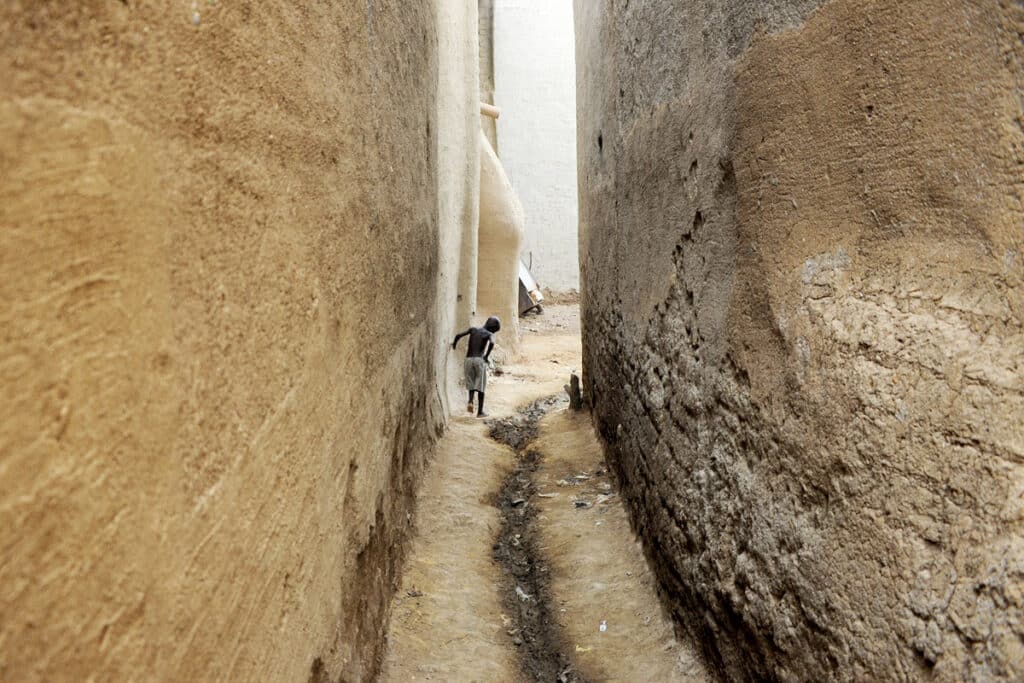 ruelle entre deux murs de boue à Tombouctour