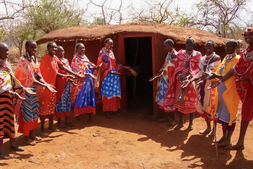 peuple maasai devant une hutte de village