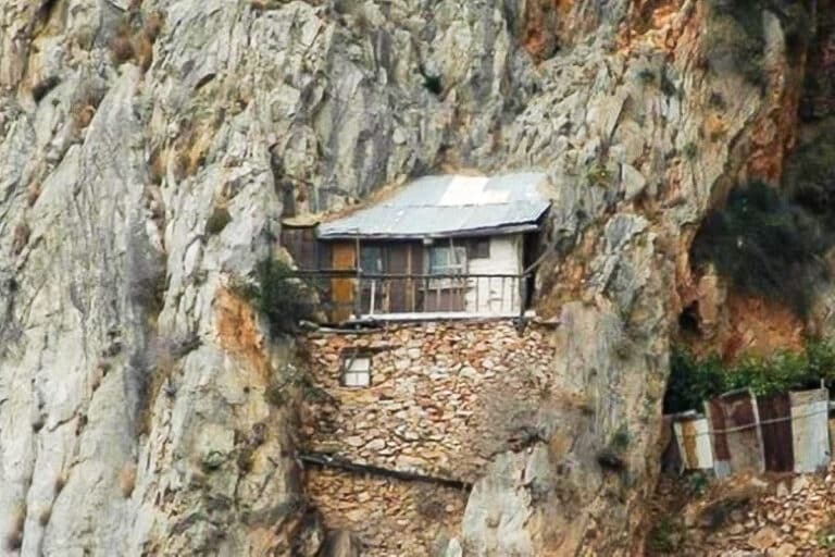 maison d'ermite à Karoulia