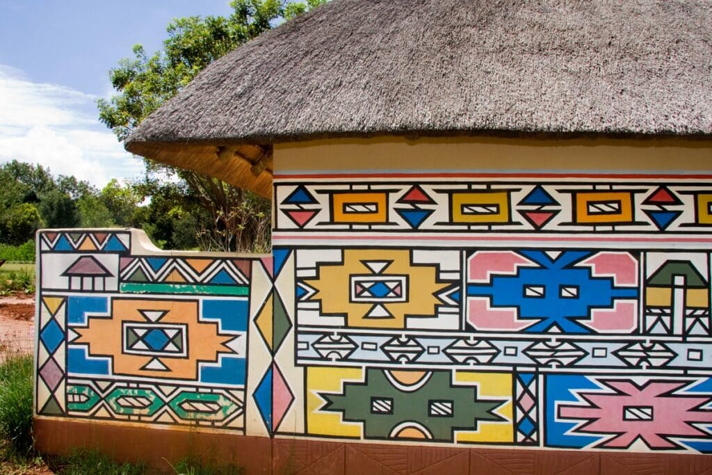 maison peinte avec des motifs colorés