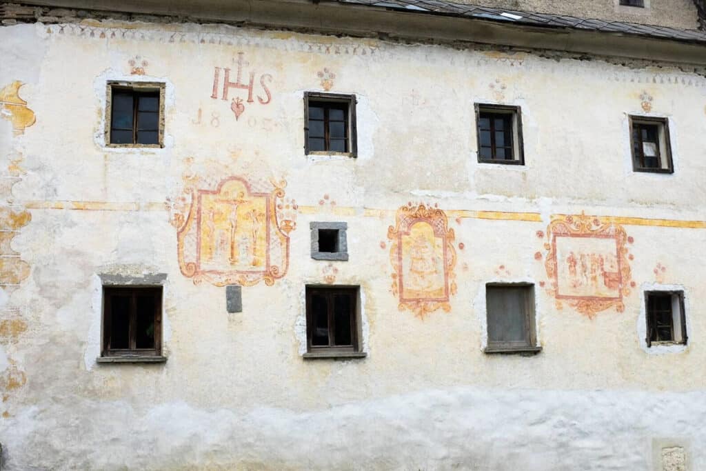 façade avec les fresques