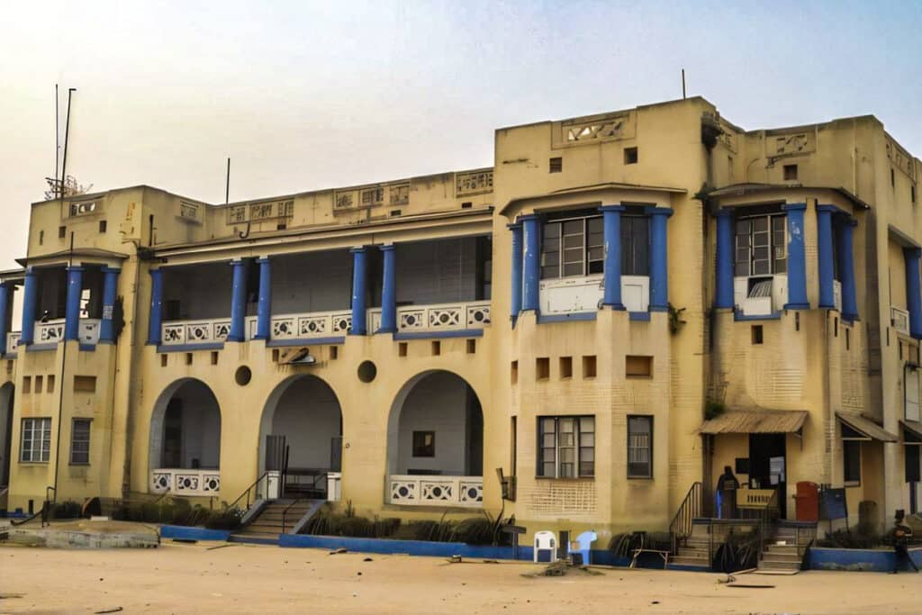 grand bâtiment colonial à Boma