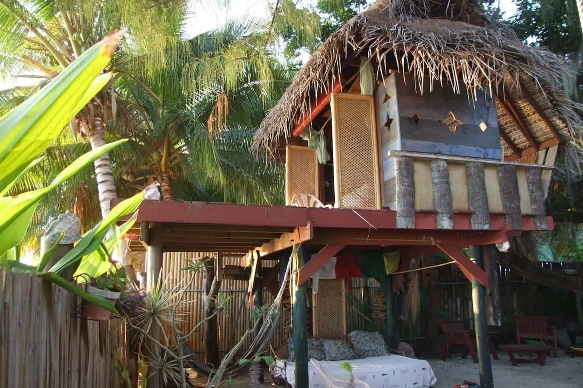 Cabane sur pilotis à Punaauia