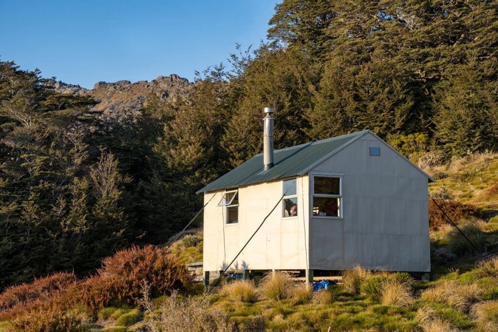 Mt Fell Hut, une cabane de montagne publique située dans le parc forestier Mt Richmond, Nouvelle-Zélande