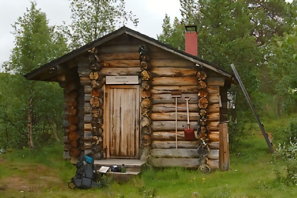 La hutte "wilderness" d'Oahujoki dans le parc national de Lemmenjoki peut accueillir sept personnes