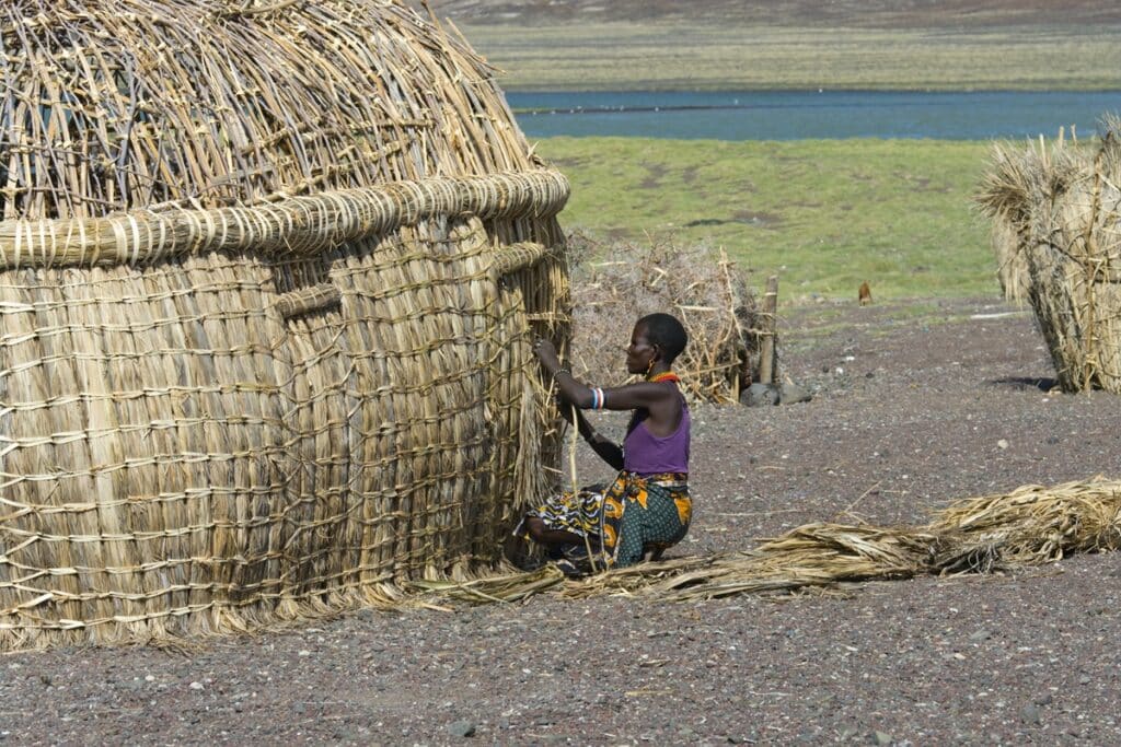 femme el molo construisant une hutte