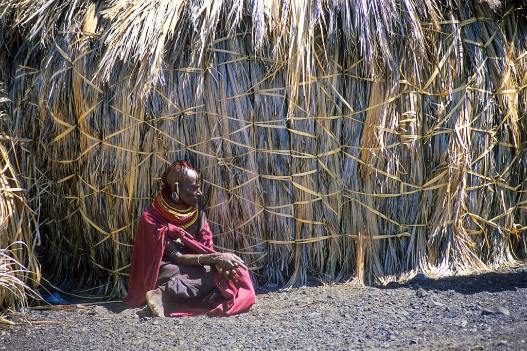 femme el molo devant une hutte
