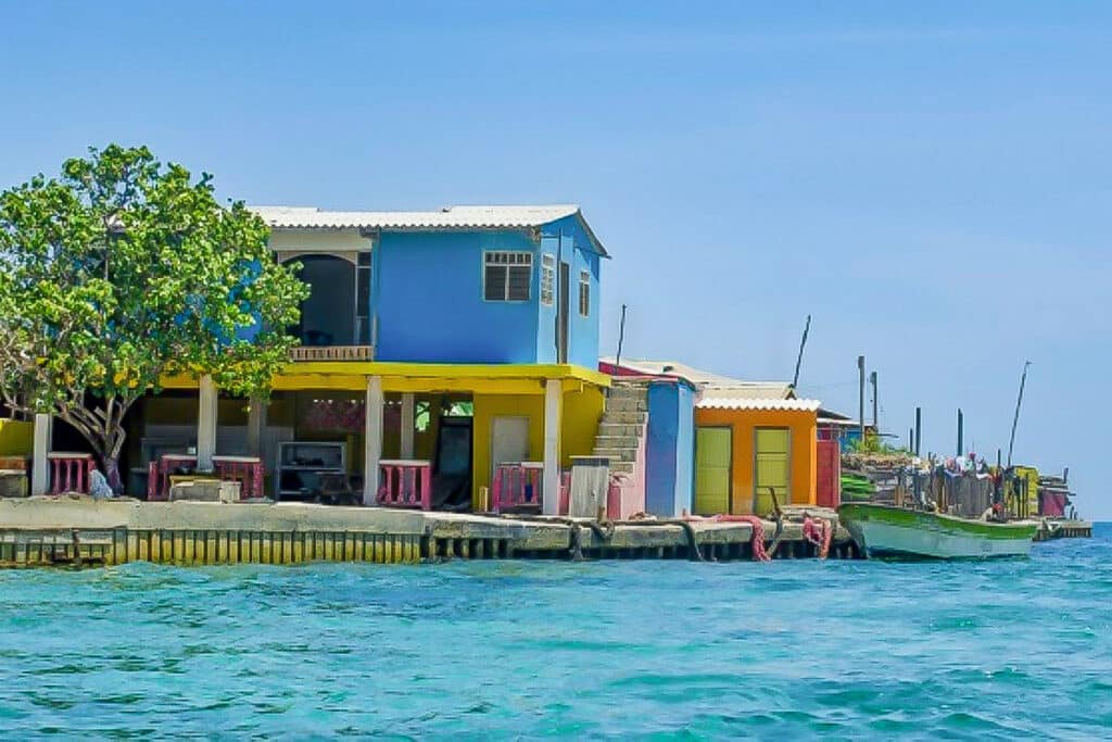 maisons colorées en bors de mer à Santa Cruz del Islote