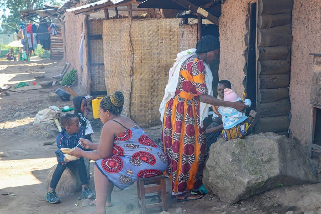 femmes devant leur maison au congo