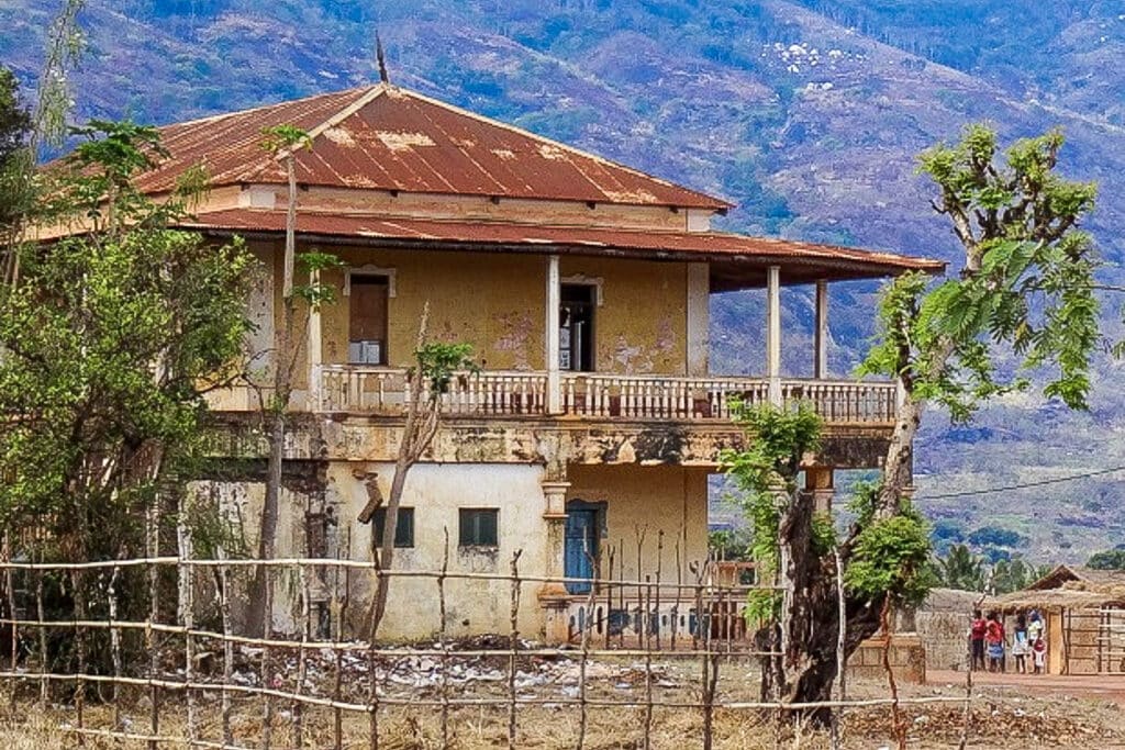 Une vieille maison coloniale dans le village de Ribaue (nord du Mozambique)