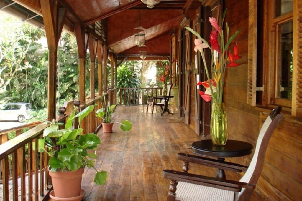 véranda en bois de Kenwyn house