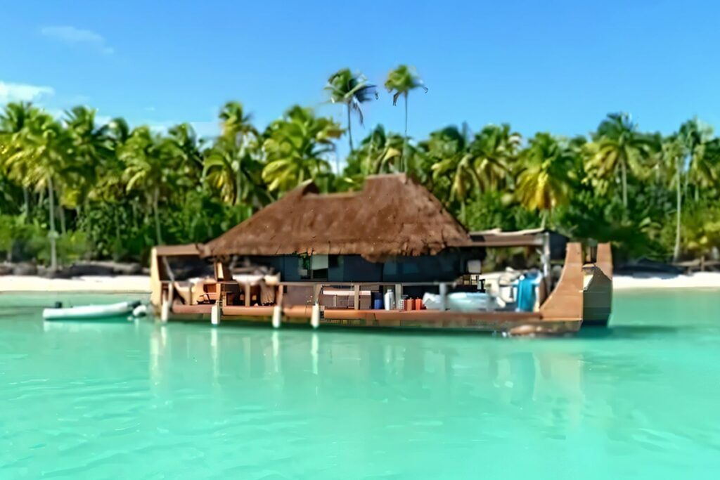 Maison flottante dans le lagon de Huahine en Polynésie Française