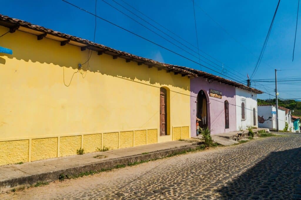 Suchitoto rue et maisons colorées