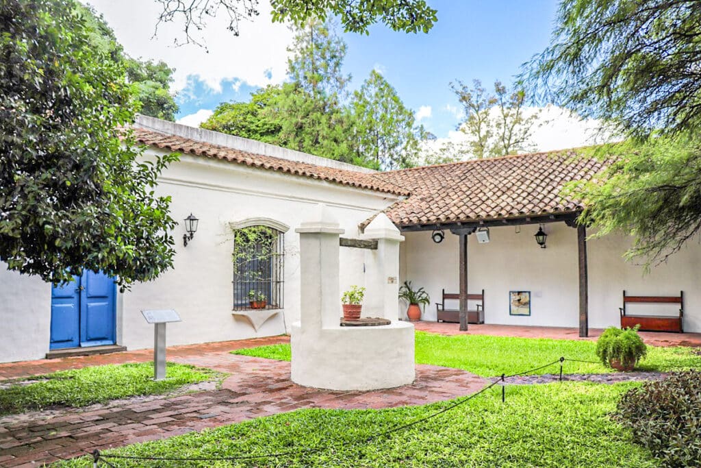 cour de maison coloniale à Tucuman