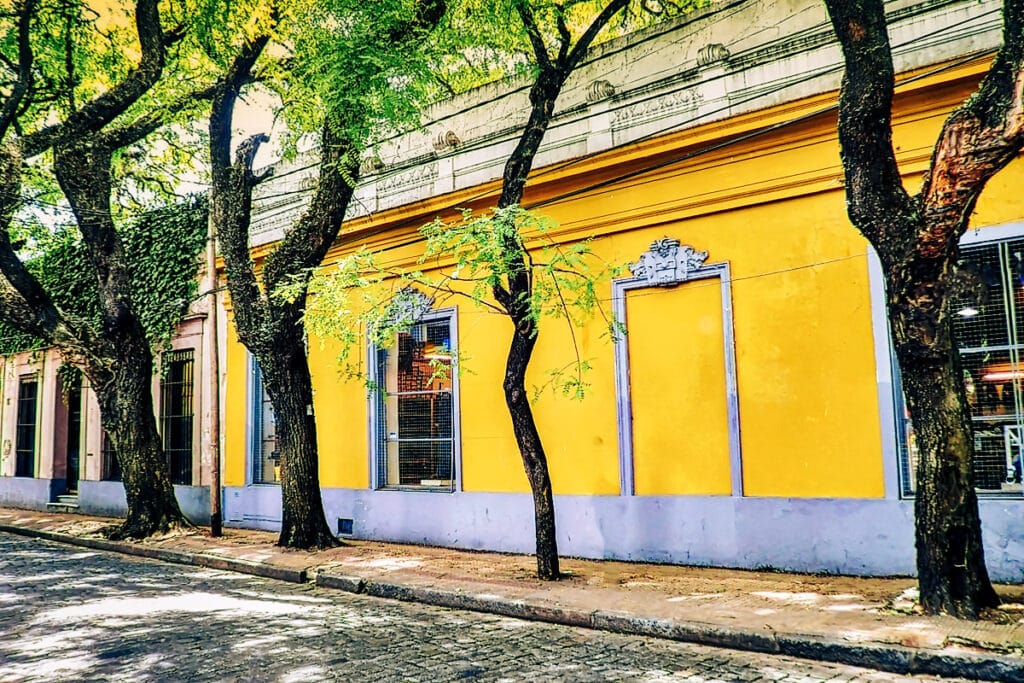 Architecture coloniale traditionnelle dans le quartier résidentiel de San Isidro à Buenos Aires