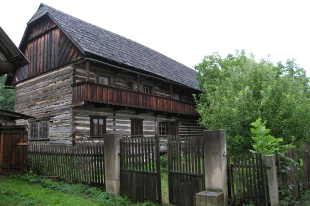 ancienne ferme en bois tchèque