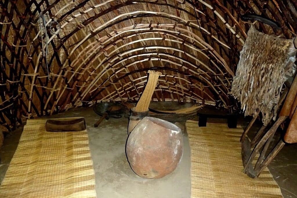intérieur hutte zoulou