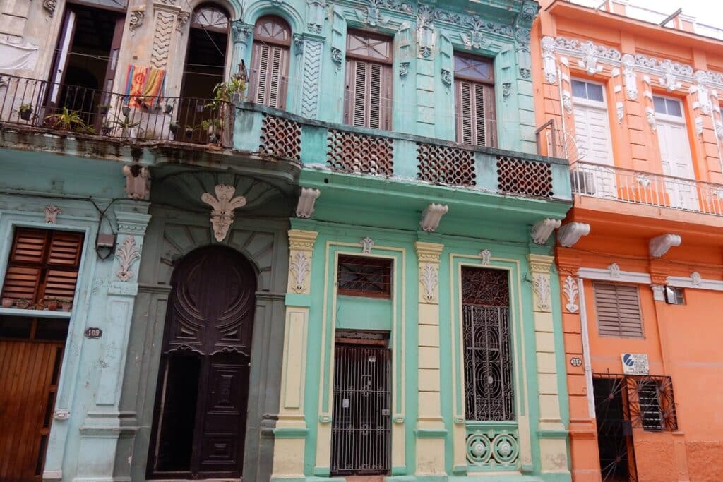 maisons coloniales colorées à La Havane
