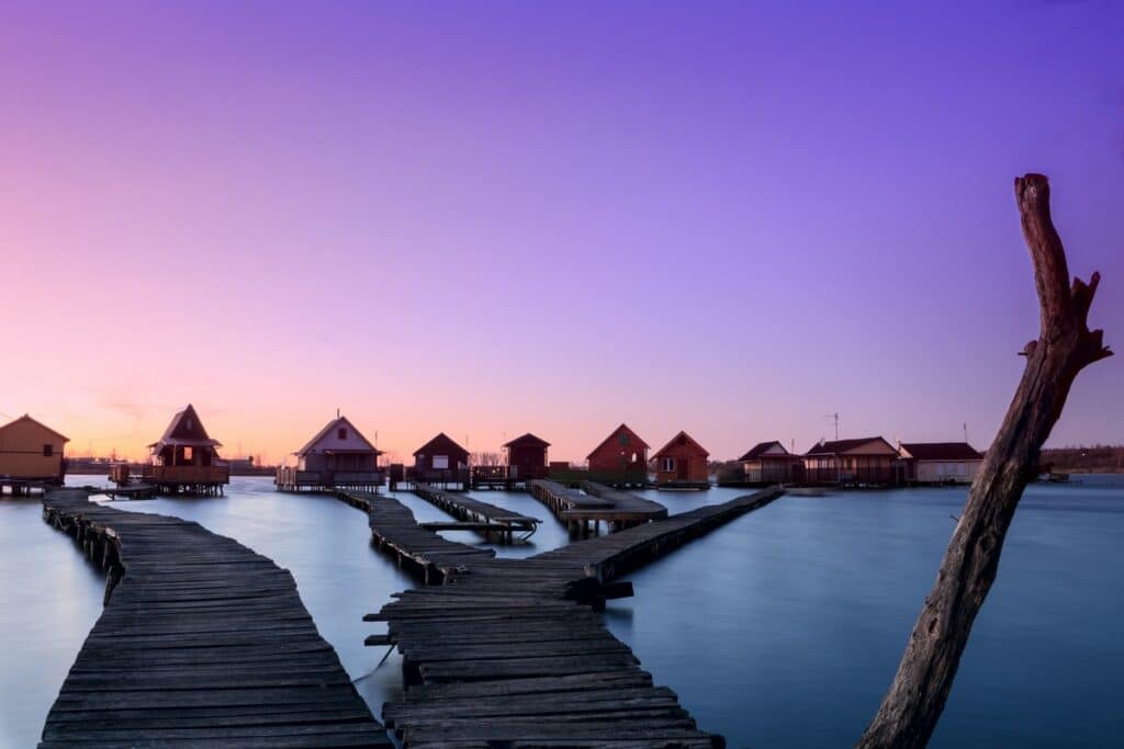 maisons sur pilotis sur le lac Bokodi le soir