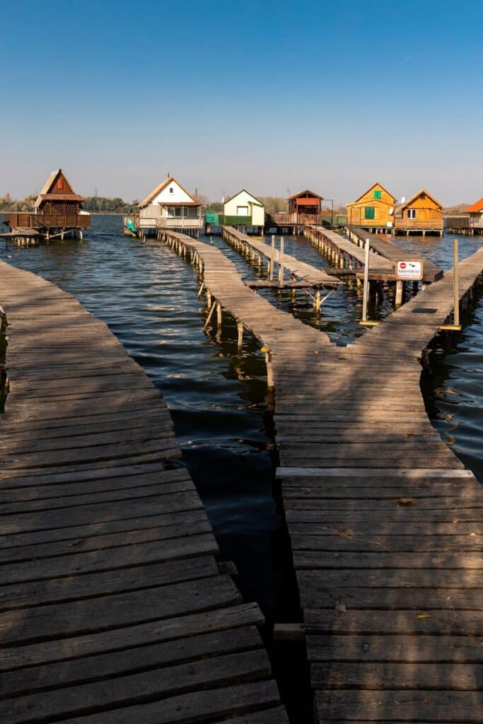 lac bokodi maisons sur pilotis et passerelles en bois