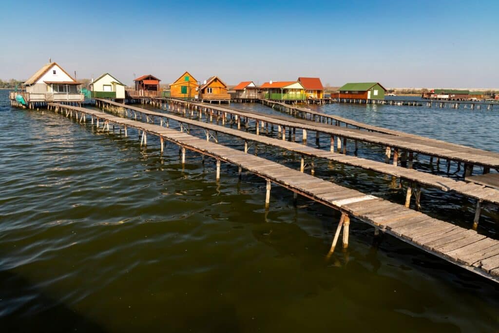 passerelles en bois et cabanes sur le lac Bokodi