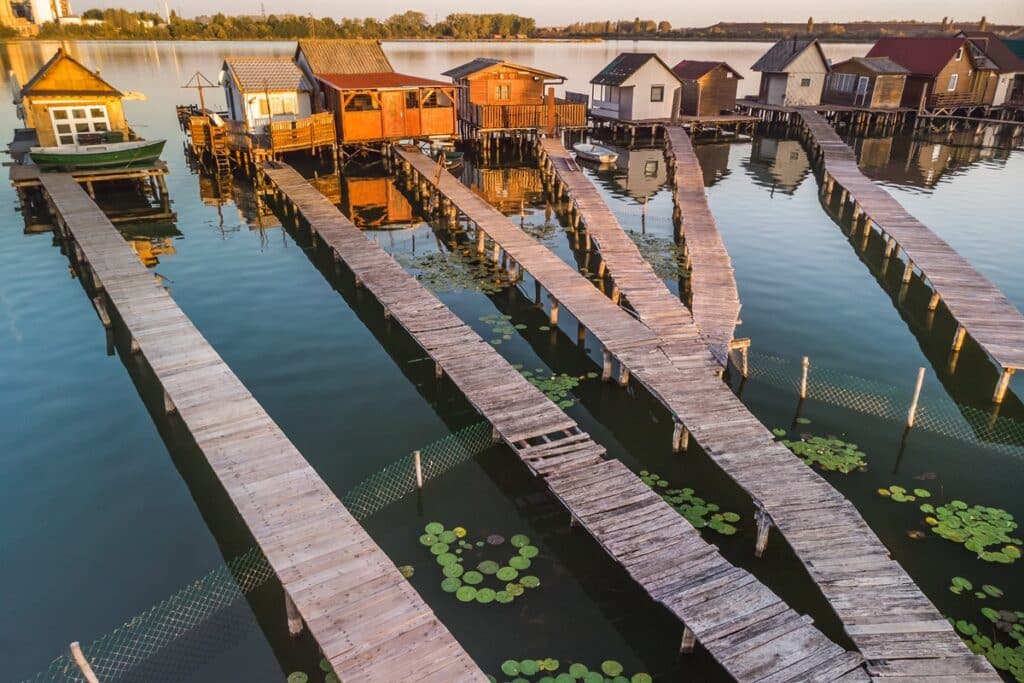passerelles en bois et cabanes sur le lac Bokodi