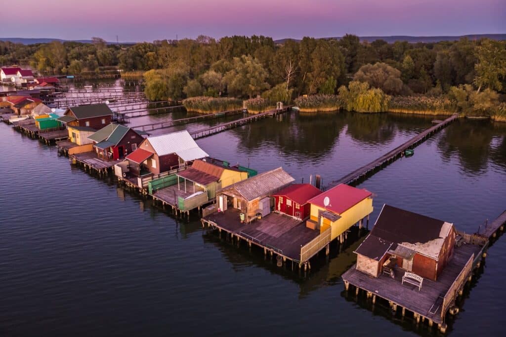 maisons sur pilotis sur le lac Bokodi le soir