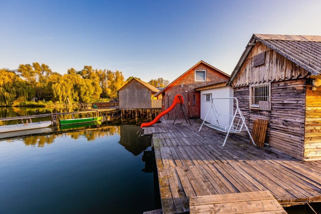 maisons sur pilotis en bois sur le lac Bokodi