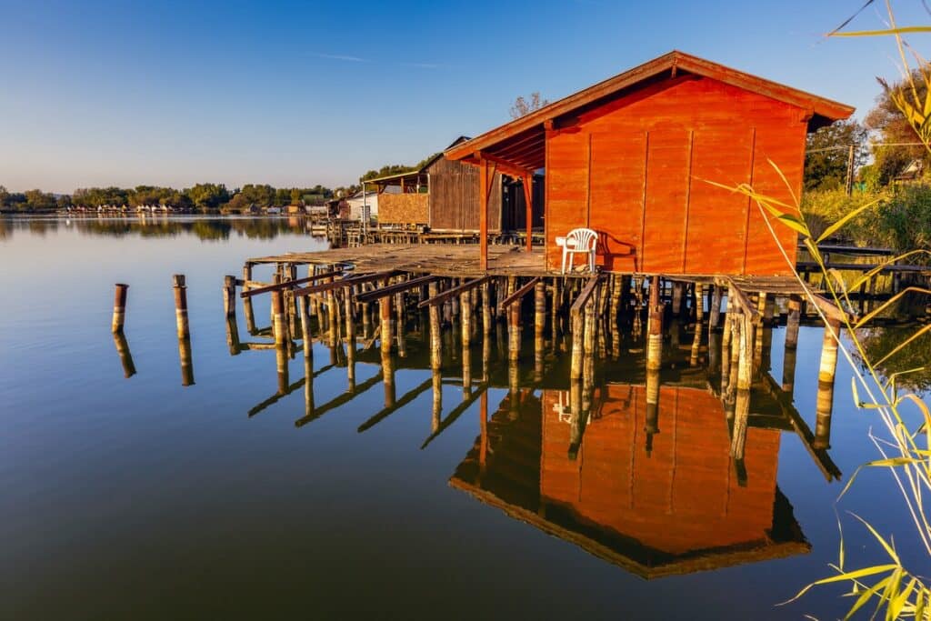 cabane sur pilotis lac bokodi