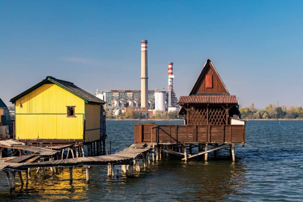 cabanes sur le lac Bokodi