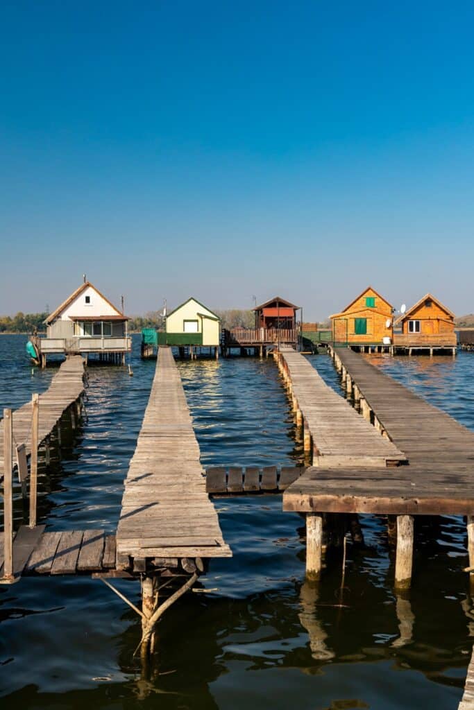 maisons sur pilotis en bois sur le lac Bokodi