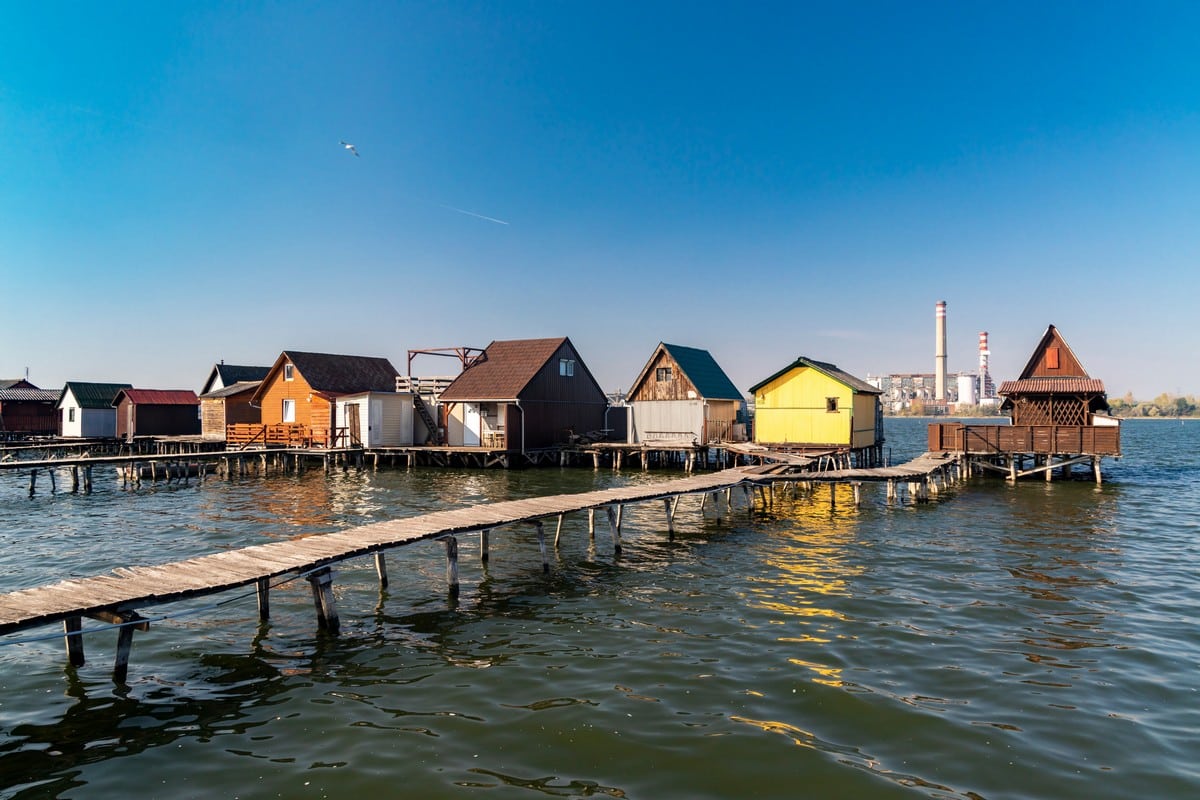 maisons sur pilotis du lac Bokodi