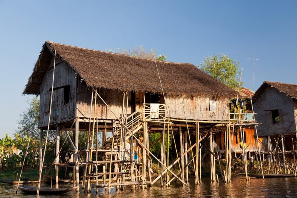 maison sur pilotis en bois