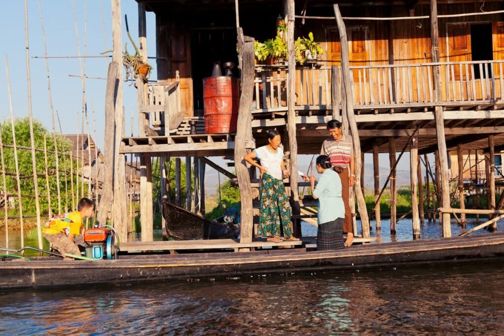 pirogue au bord d'une maison sur pilotis