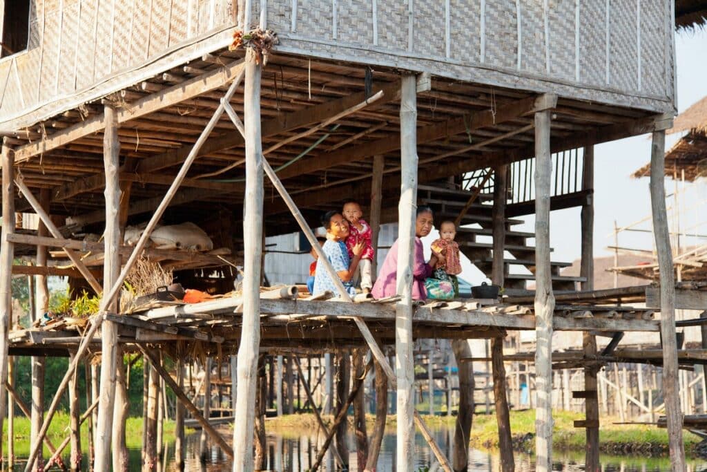 espace sous la maisons sur pilotis au lac inle