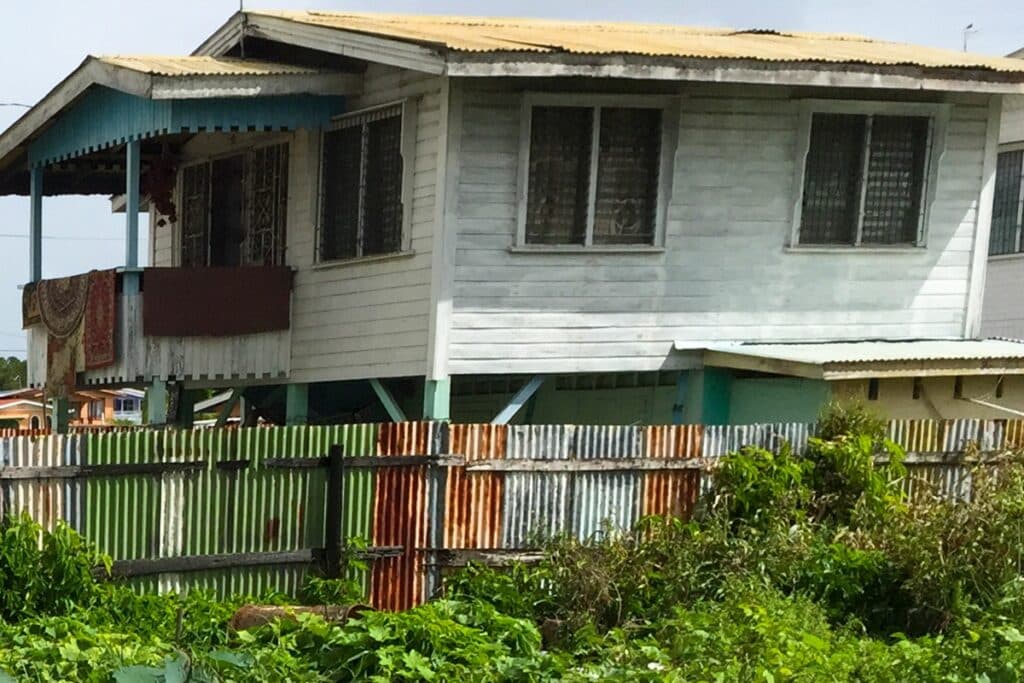Maison sur pilotis au Guyana