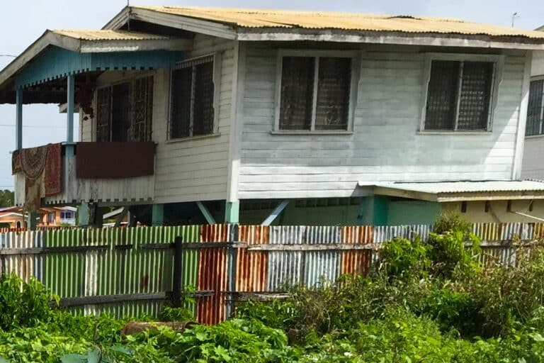 Maison sur pilotis au Guyana