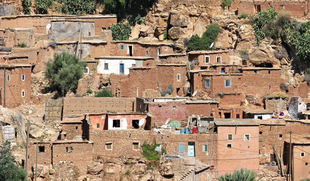 Image result for maisons en terre sur pilotis au maroc