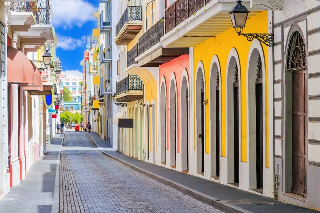 rue dans le vieux san juan à porto rico