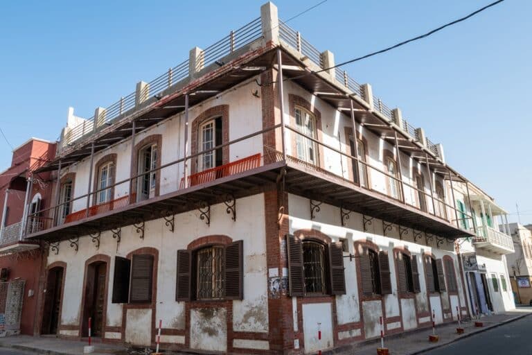 belle maison coloniale blanche à Saint-Louis au Sénégal