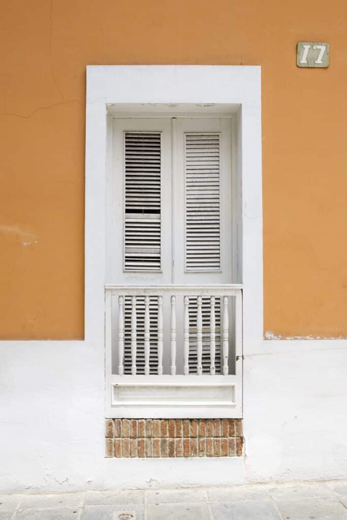 fenêtre à persienne à San Juan sur l'île de Porto Rico