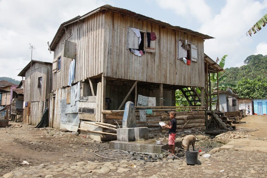 grande maison en bois sur pilotis à Sao-Tomé-et-Principe