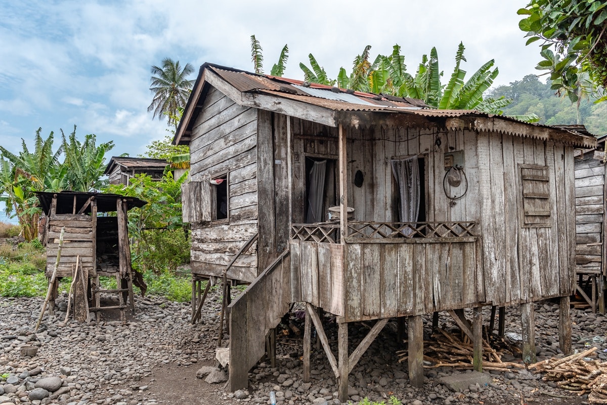 maison sur pilotis en bois à Sao Tomé-et-Principe