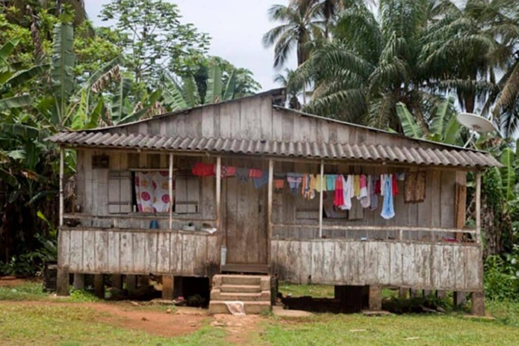 maison en bois sur pilotis à Sao-Tomé-et-Principe