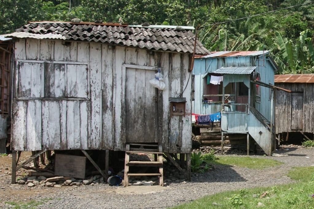 maisons en bois sur pilotis à Sao-Tomé-et-Principe